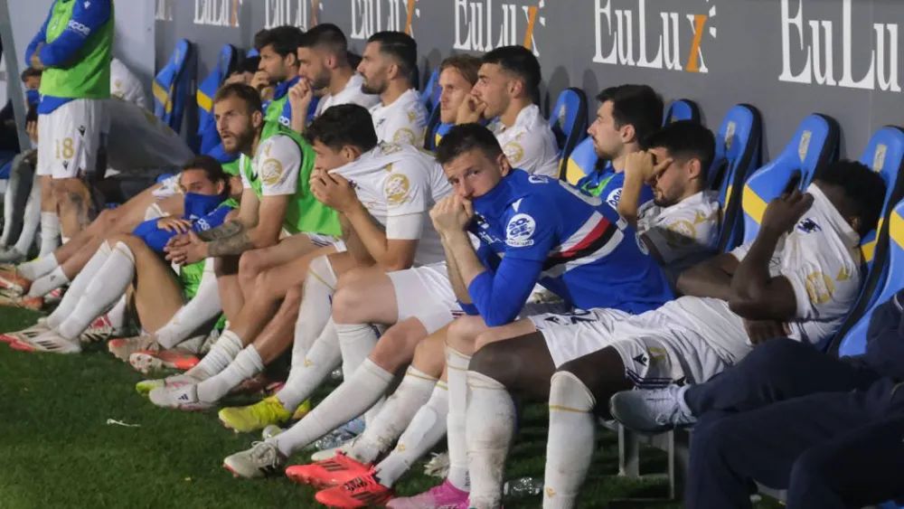 Los jugadores de la Sampdoria, hundidos en el banquillo.