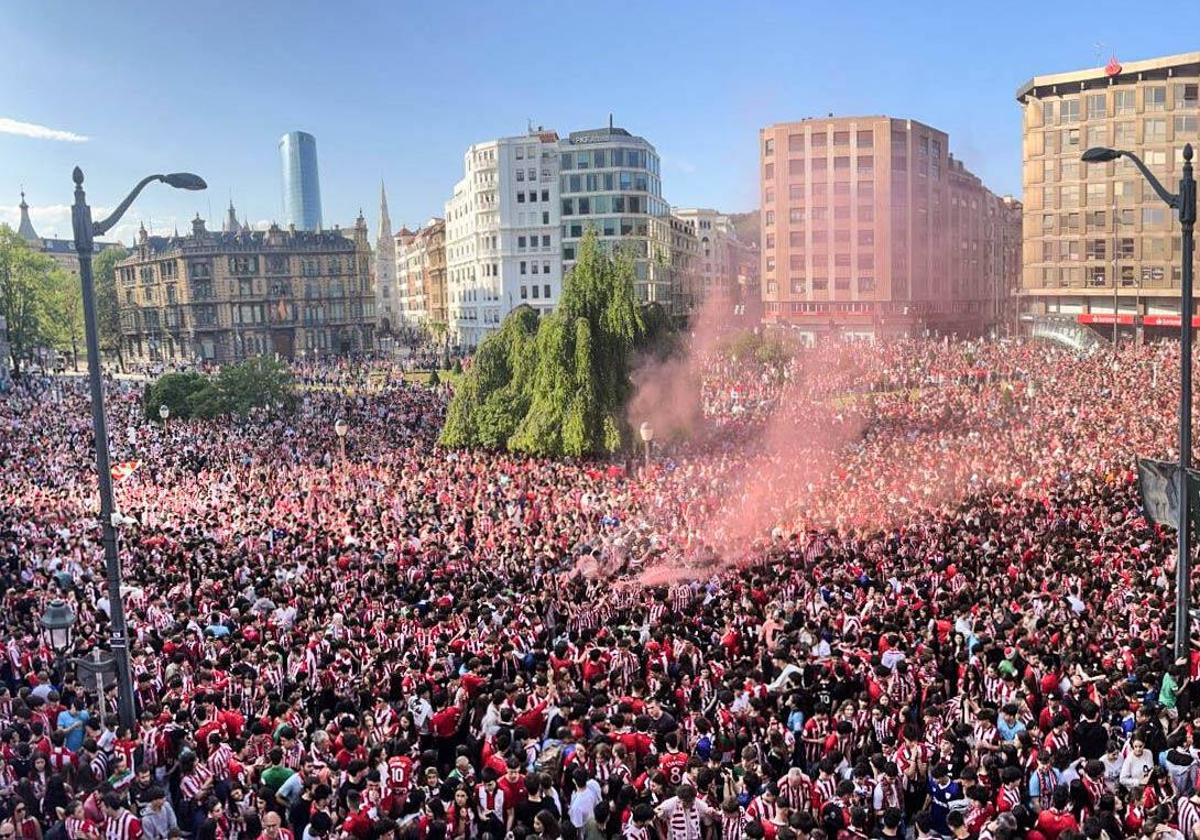 Miles de personas se dieron cita en la plaza Moyua para despedir al autobús del Athletic el día del duelo ante el Manchester.