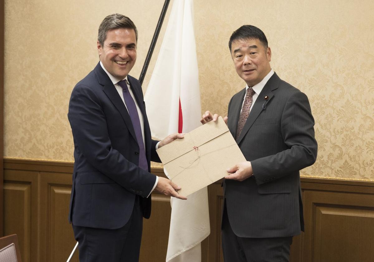 El consejero de Industria viaja a Japón para apuntalar una solución para la planta vizcaína de Bridgestone