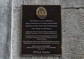 La placa instalada en la calle Correría.