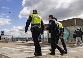Sorprenden a un hombre conduciendo con el móvil en la mano, un niño subido a la bandeja del maletero y sin puntos