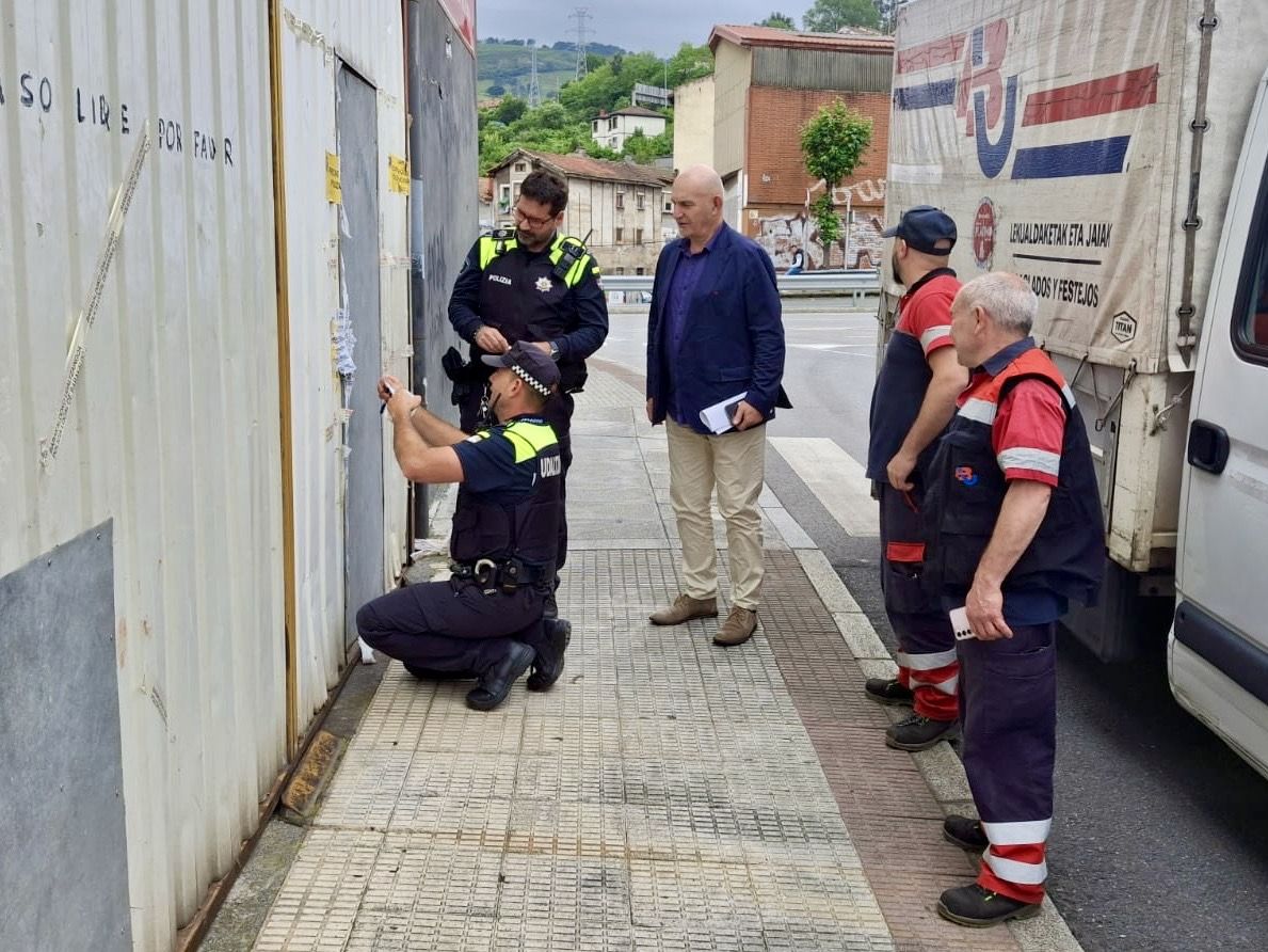 Agentes de la Policía y miembros de la brigada municipal tapiando los accesos.