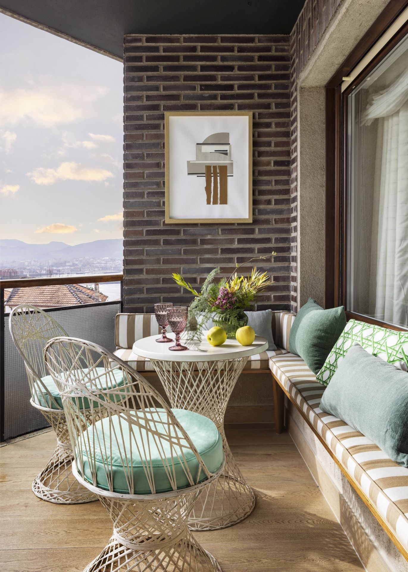El piso &#039;chic&#039; en Algorta de una pareja y sus tres hijos: cocina azul, chimenea de mármol y vistas a la playa de Ereaga