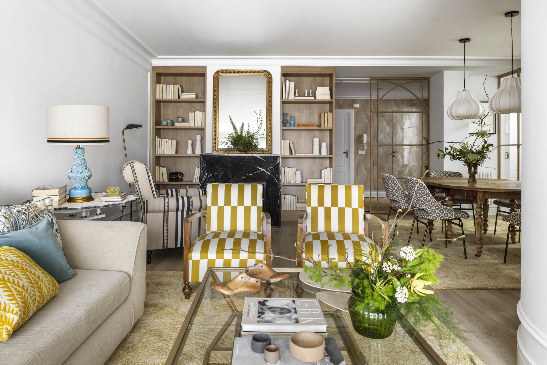 El piso &#039;chic&#039; en Algorta de una pareja y sus tres hijos: cocina azul, chimenea de mármol y vistas a la playa de Ereaga