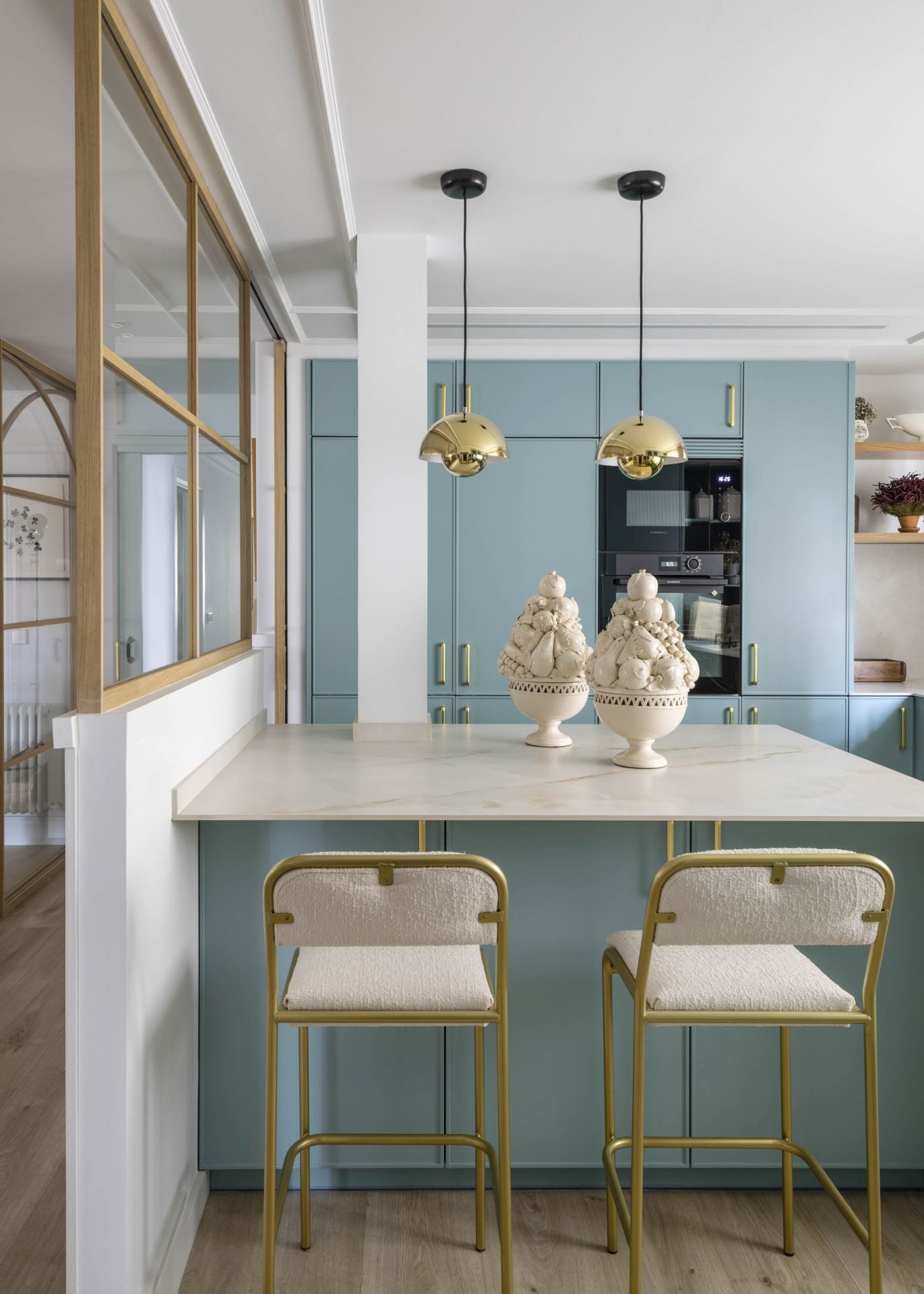 El piso &#039;chic&#039; en Algorta de una pareja y sus tres hijos: cocina azul, chimenea de mármol y vistas a la playa de Ereaga