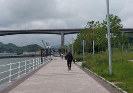 Imagen del paseo de la ría del parque de Zamalanda.
