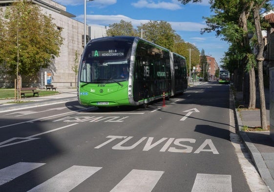 El BEI a su paso por la calle Zumaquera.