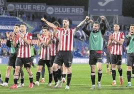 Los jugadores del Athletic celebran el billete para la Champions con la afición desplazada a Getafe.