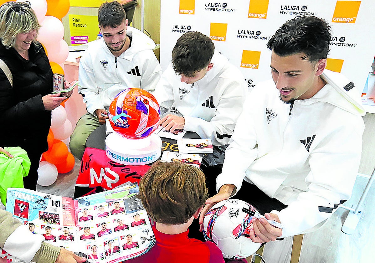 Los 'peques' mirandesistas pudieron recibir los autógrafos de quienes ya son sus ídolos.