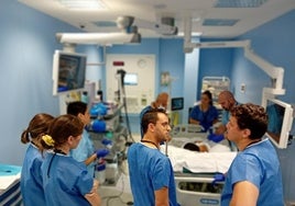 Varios médicos jóvenes en un centro sanitario.