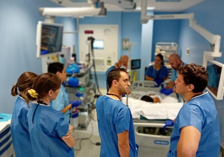 Varios médicos jóvenes en un centro sanitario.