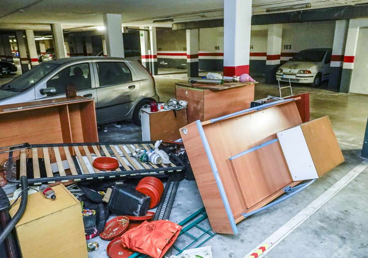 Garaje del edificio con okupas en el edificio de viviendas sociales de Ibaiondo.