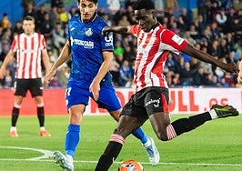 Adama arma un disparo ante un defensa del Getafe.