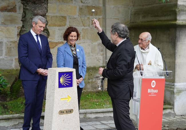 El obispo Segura bendice el monolito, inaugurado por Alfonso Rueda y Amaia Arregi.