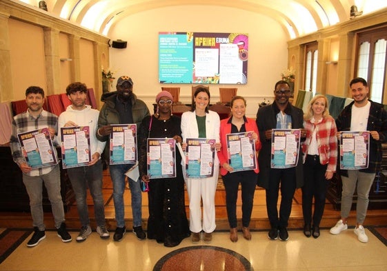 Los miembros de las asociaciones de Senegal y representantes del Ayuntamiento presentaron esta iniciativa.