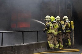 Los bomberos de Bizkaia sofocan un incendio en un pabellón de Arrigorriaga.
