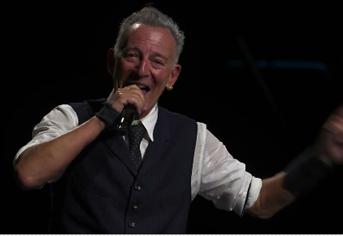 Bruce Springsteen en el arranque de su concierto de anoche en Mánchester.