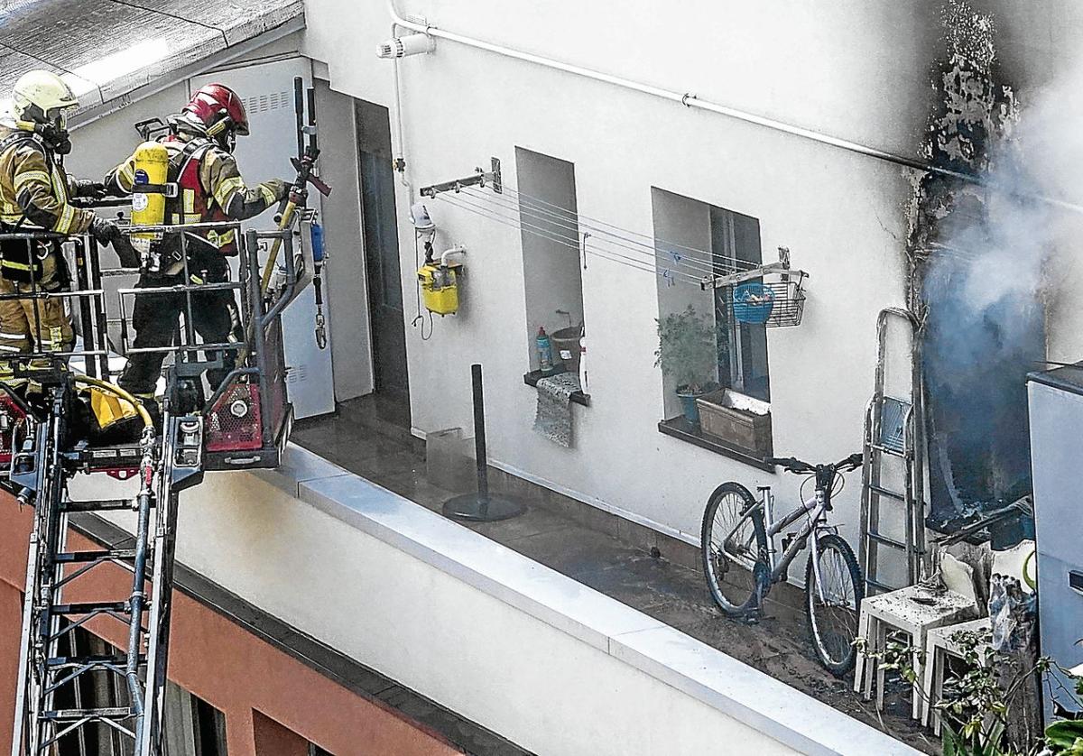 Un nuevo incendio en un edificio enciende las alarmas en el Casco Viejo