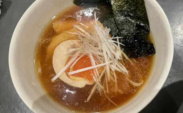 Cuenco de ramen con fideos amasados en Txispa, alga nori, bastones de puerro, huevo hervido 7 minutos, pollo y un caldo de larga cocción hecho con carcasas de Lumagorri de Arrazola.
