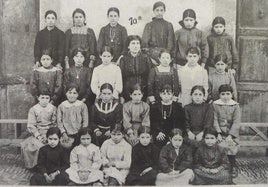 La maestra Lucía Campos y los alumnos a los que impartía clase en la escuela de Elexalde.