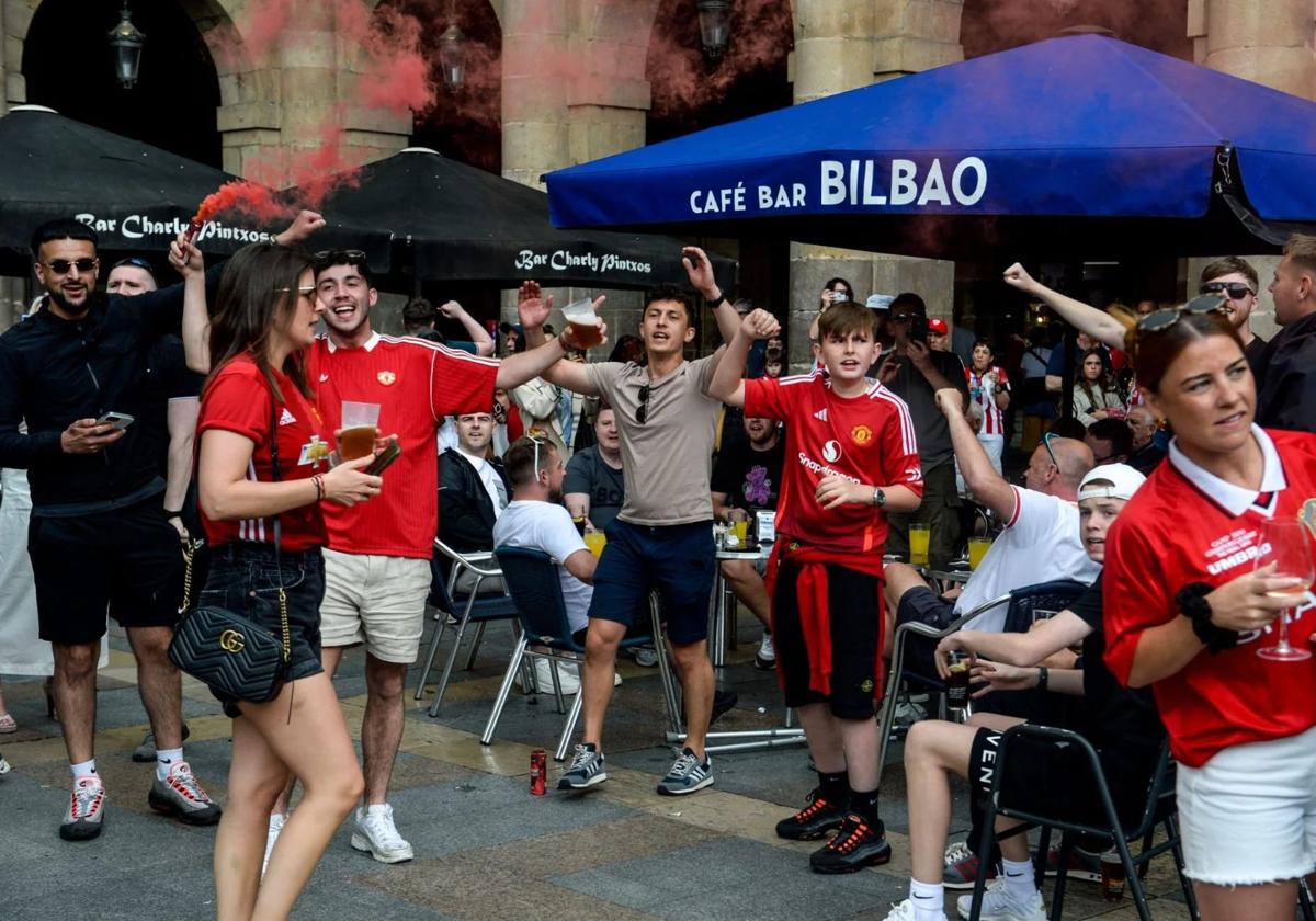 Hinchas del Manchester tomando pintas en la Plaza Nueva el día de la semifinal ante el Athletic.