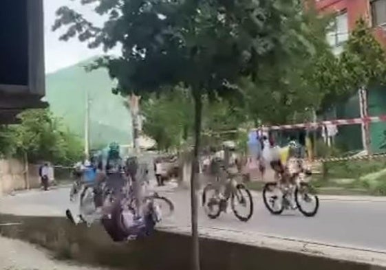 Nuevas imágenes de la caída de Mikel Landa en el Giro: así se vio de frente