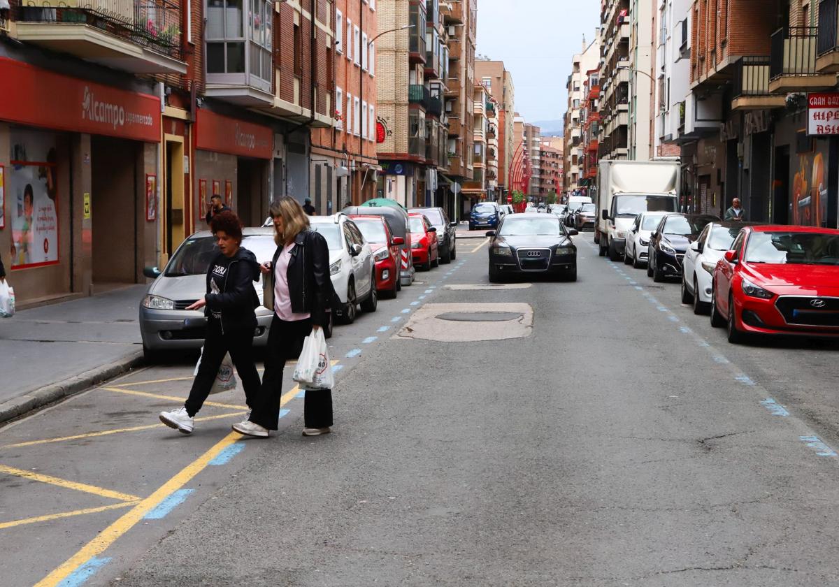 El tramo de Arenal que se va a reformar presenta numerosos baches y parches.
