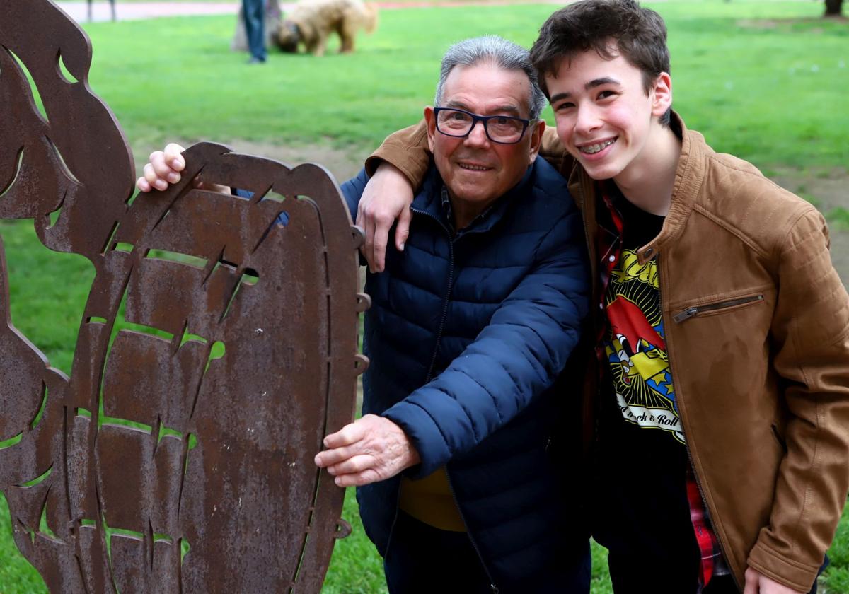 Lucas Gómez, el pregonero infantil, con su abuelo, el presidente de la Orden del Bombo, José Ignacio Pérez.