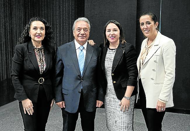 Laura Batán, Julian Gómez, Nuria Lekue y María López Negrete.