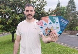 Urtzi Alea, edil de Juventud, muestra los programas veraniegos de ocio para jóvenes.