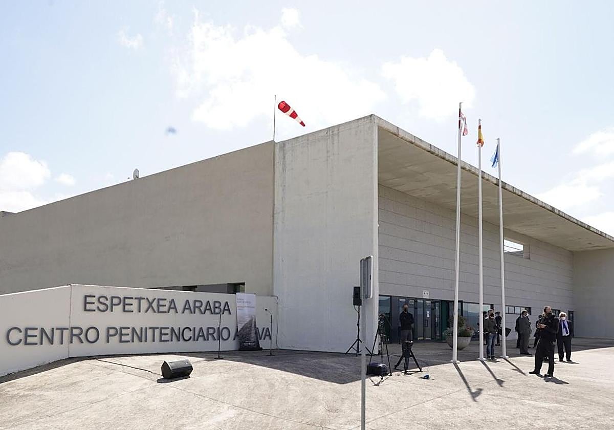 Acceso principal de Zaballa, la prisión más grande de Euskadi.