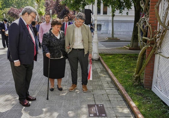 El alcalde, Juan Mari Aburto, la viuda de Baglietto, Pilar Elías, y su hijo Ramón miran la placa en su memoria.