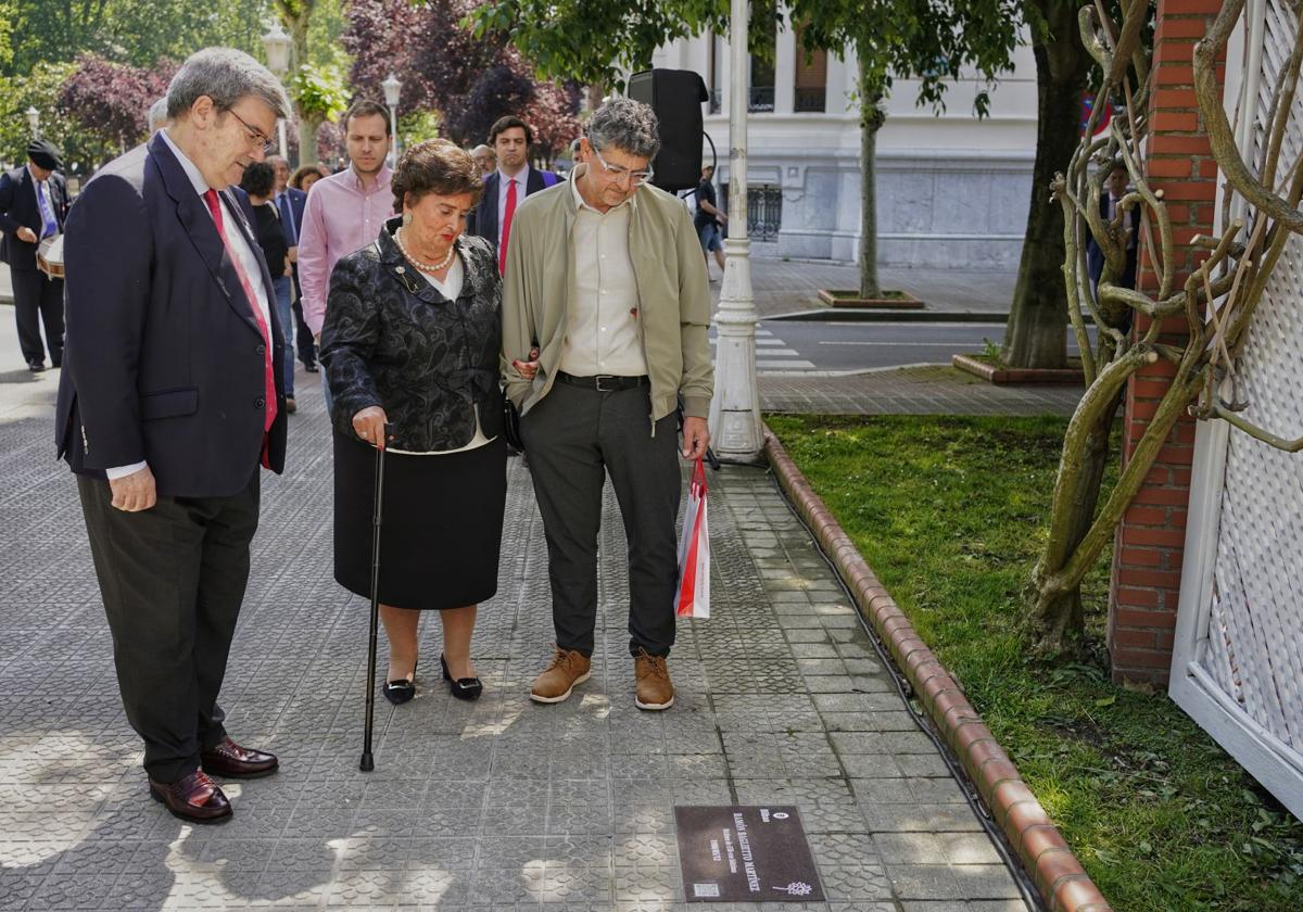 Bilbao coloca una placa en memoria de Ramón Baglietto, asesinado por ETA: «Gracias por este reconocimiento a mi padre