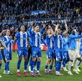 Los jugadores del Alavés celebran con la grada el triunfo ante el Valencia.
