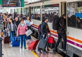 Viajeros suben a un tren en Vitoria.
