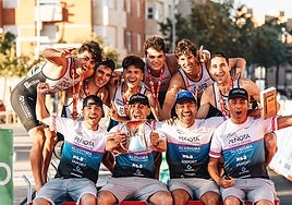 Los miembros del Peñota Dental Alusigma celebran el título de la Copa del Rey de Triatlón.