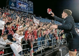 Jauregizar la camiseta a la zona donde se concentraba la afición rojiblanca en el campo del Getafe.