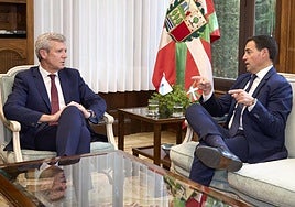 El lehendakari, Imanol Pradales, con el presidente de la Xunta de Galicia, Alfonso Rueda, en el palacio Ajuria Enea.