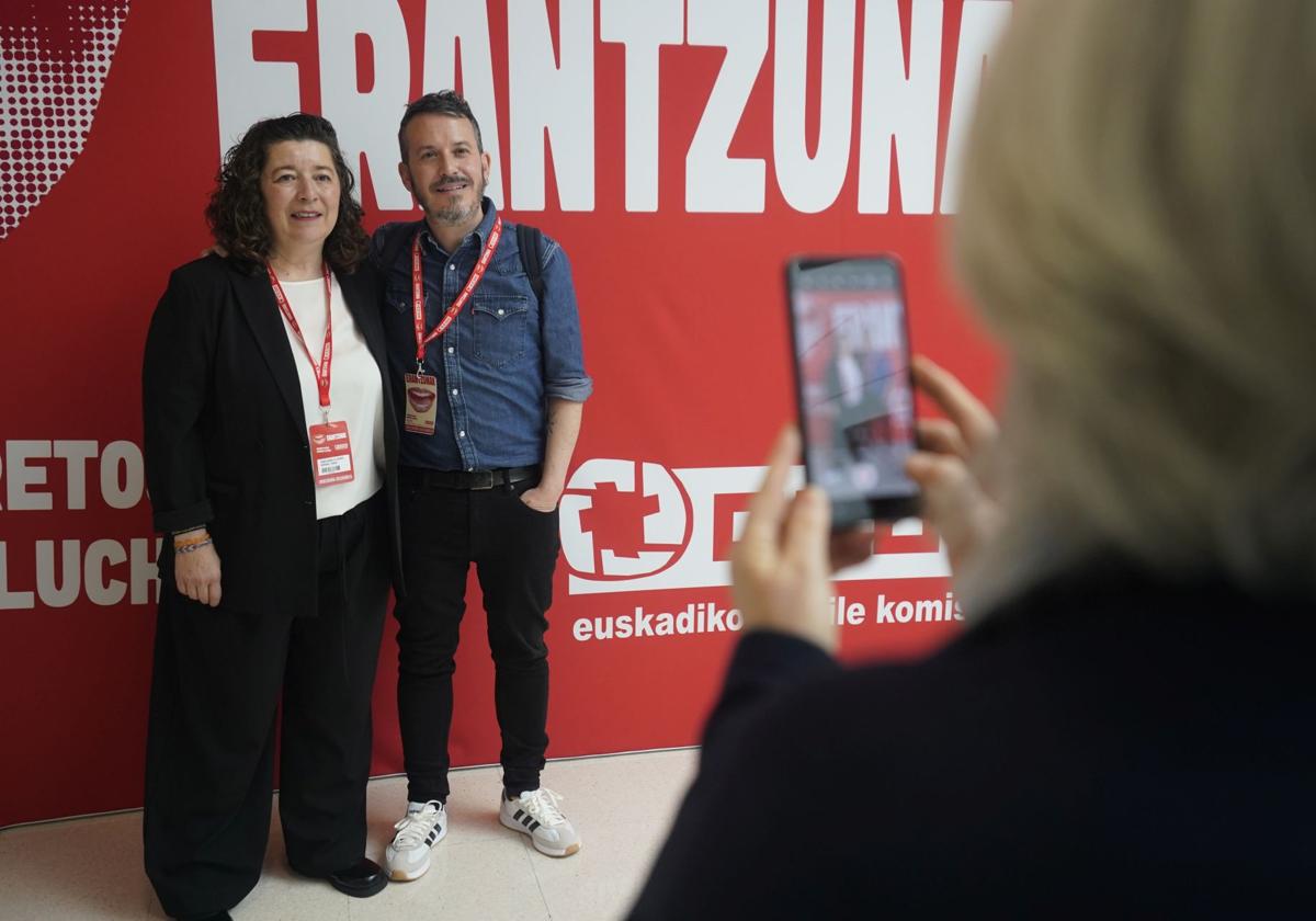 Loli García, junto a Santi Martínez antes de la votación que ha apoyado el relevo