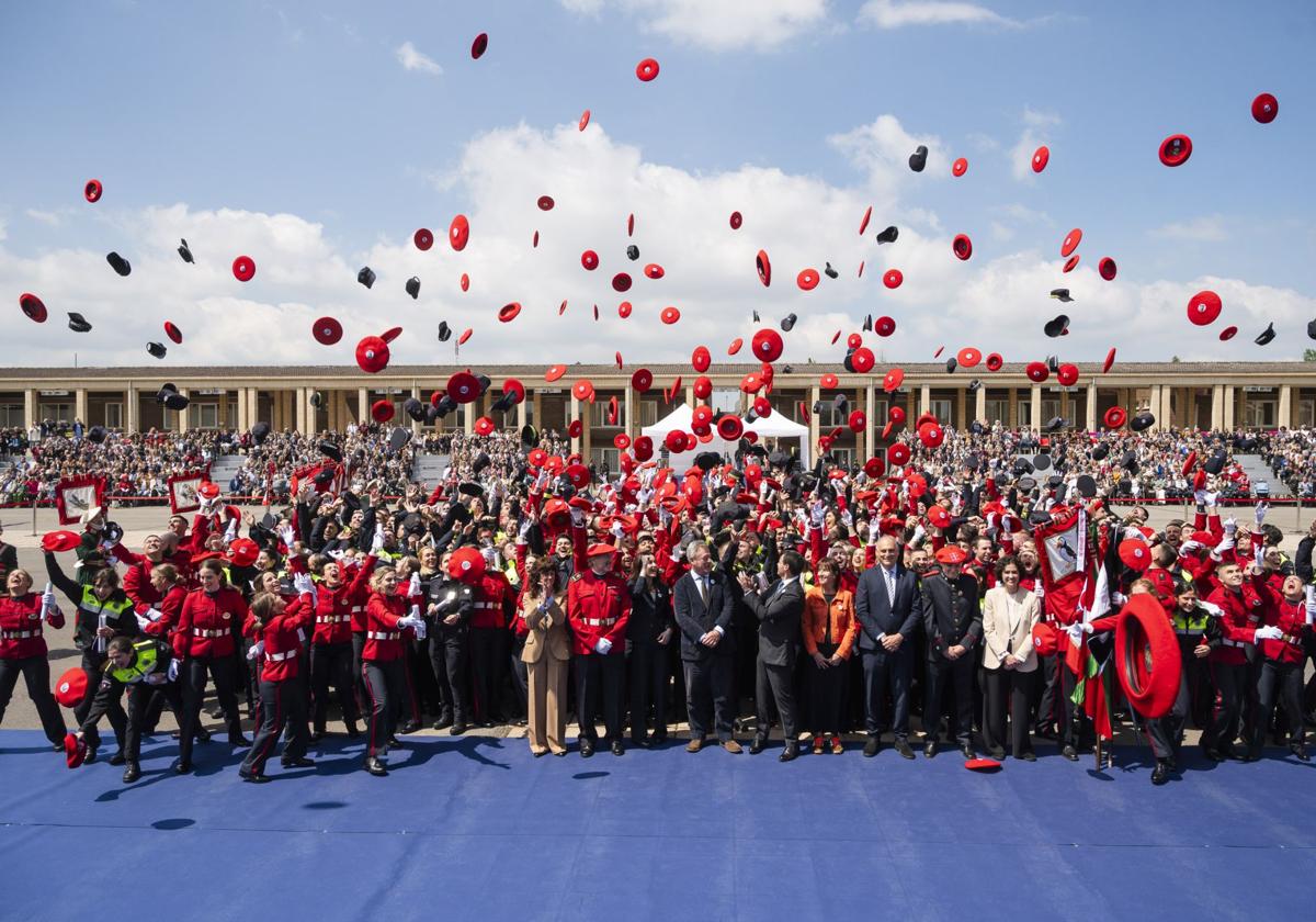 Los nuevos agentes celebran la entrega de credenciales.