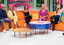 María Patiño, en el centro, con Belén Esteban y otros miembros del equipo de 'La familia de la tele' en una entrega del polémico magacín de TVE.