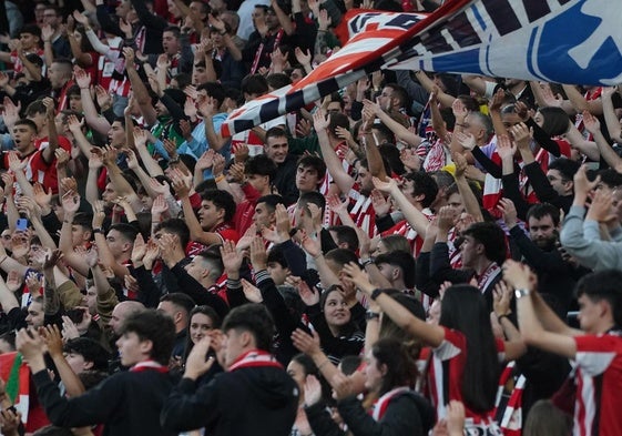 Aficionados rojiblancos animan al Athletic en las gradas de San Mamés.
