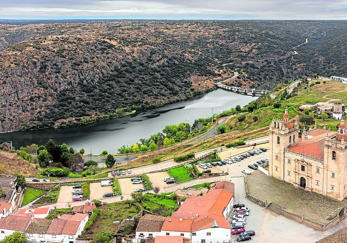Imagen de Miranda Do Douro con el río y la presa al fondo.