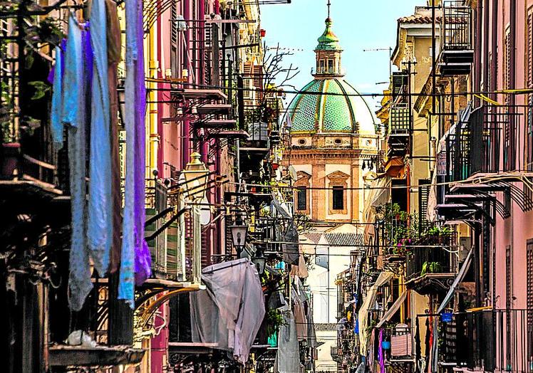 Los callejones con ropa colgada son una seña de identidad de la ciudad.