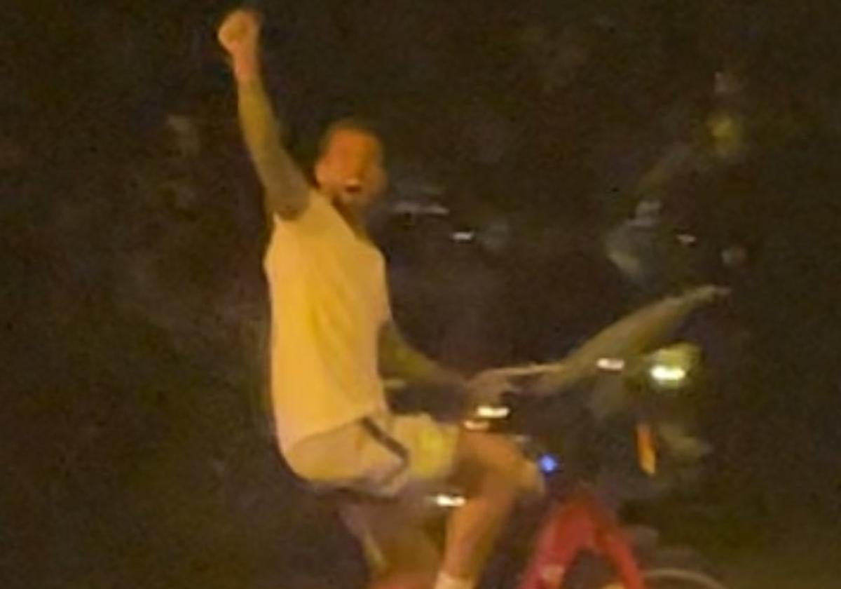 Iñigo Martínez, Dani Olmo, Pedri y Eric García cogen la bicicleta para visitar a Ferrán en el hospital