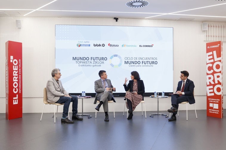 De izquierda a derecha, José Mari Reviriego, periodista de EL CORREO que moderó el encuentro, Mikel Mancisidor, Naiara Goia e Iñigo Arbiol en un momento del debate.