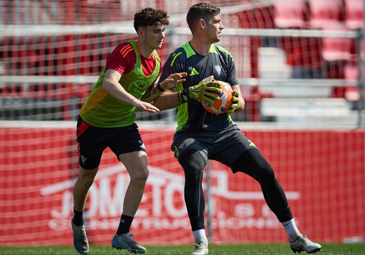 Raúl atrapa el balón ante Joel Roca en el entrenamiento.