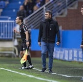 Coudet da instrucciones a sus jugadores durante el partido ante el Valencia.