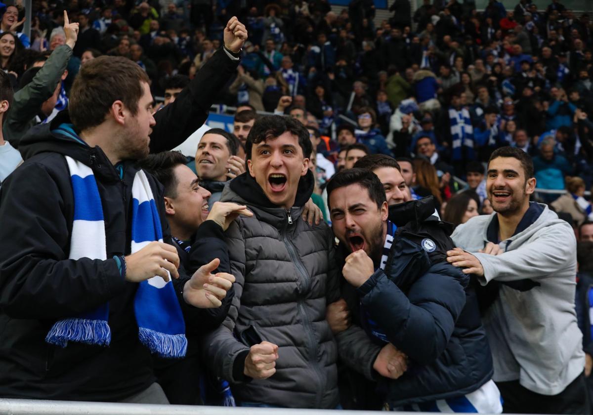 Siete autobuses, kalejira albiazul... Así prepara la afición del Alavés su desembarco en Valladolid