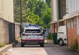 Dotaciones de la Ertzaintza en el pabellón asaltado en el polígono industrial de Gamarra.